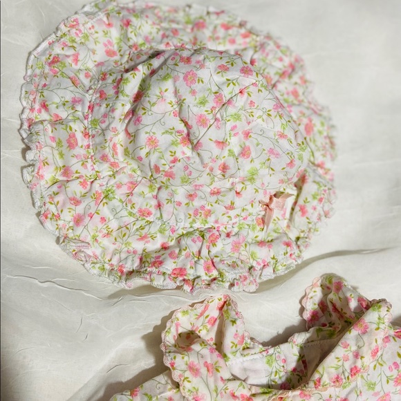 Flower dress with matching hat and bottoms - Picture 5 of 8